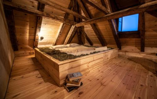 einen Blick über ein Schlafzimmer in einem Holzhaus in der Unterkunft MEŽNARIJA Radovljica in Radovljica