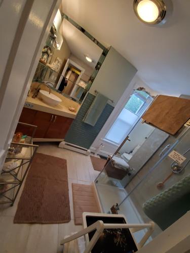 - une vue de tête sur la cuisine équipée d'un évier et d'un miroir dans l'établissement Maryland Homeaway, Frederick MD Historic District Home, Off Street Parking, à Frederick