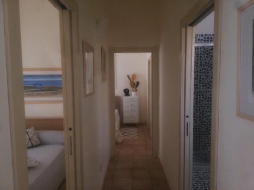 a hallway with a door leading to a bedroom at Casa Marianne in Donnalucata