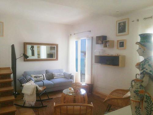 uma sala de estar com um sofá e uma mesa em Casa Marianne em Donnalucata
