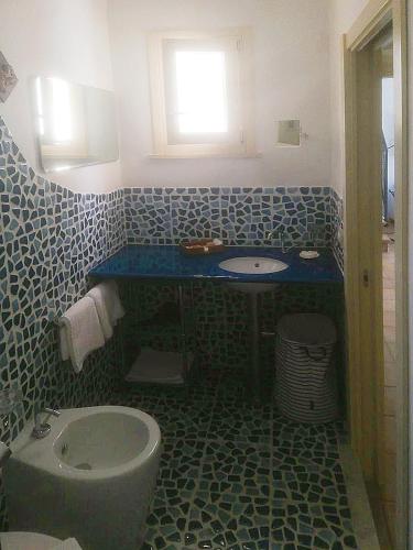a bathroom with a sink and a toilet at Casa Marianne in Donnalucata