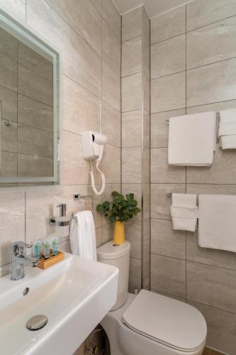 The Torland - Paignton Seafront - free parking, all rooms en-suiteにあるバスルーム