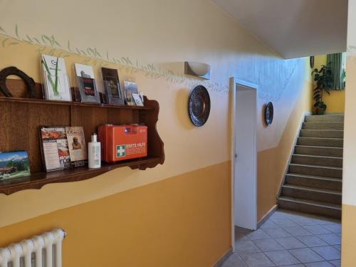 een hal met een trap en een klok aan een muur bij Haus Kreuzeckwiese - Self Catering Apartments in Garmisch-Partenkirchen