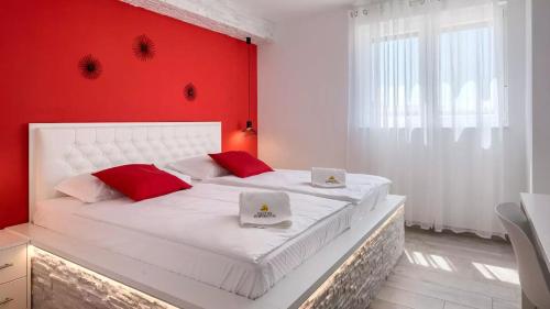 Un pat sau paturi într-o cameră la Luxury Villa Subventus