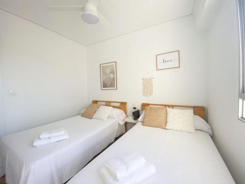 เตียงในห้องที่ Nuevo apartamento en Gandía con vistas al mar