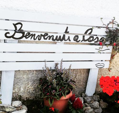 a sign on a wall with flowers and plants at Frida casavacanze in Castellammare del Golfo