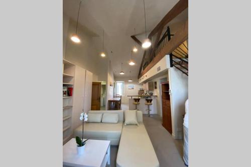 un salon avec un canapé et une table dans l'établissement Appartement neuf et très calme, à Avignon