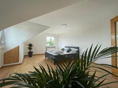 ein Schlafzimmer mit einem Bett und einer Topfpflanze in der Unterkunft Panoramaview near Playmobil & fair Nürnberg in Zirndorf