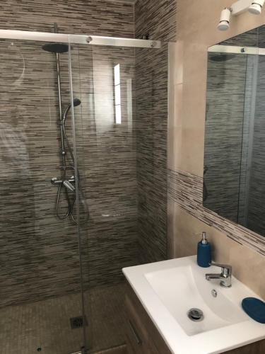 een badkamer met een wastafel en een douche bij Apartamento Cervera in Torremolinos