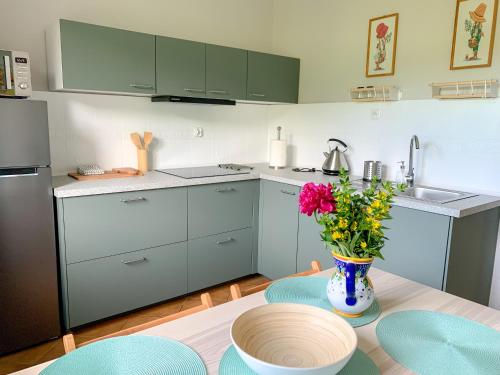 Kuchyňa alebo kuchynka v ubytovaní Między górami. Apartament w Cisnej