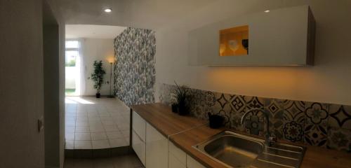 una cocina con fregadero y encimera en Residence Provence plage, en La Ciotat