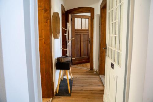 a hallway with wooden floors and a wooden door at 4 Sterne Ferienwohnung , 65 qm in Quedlinburg