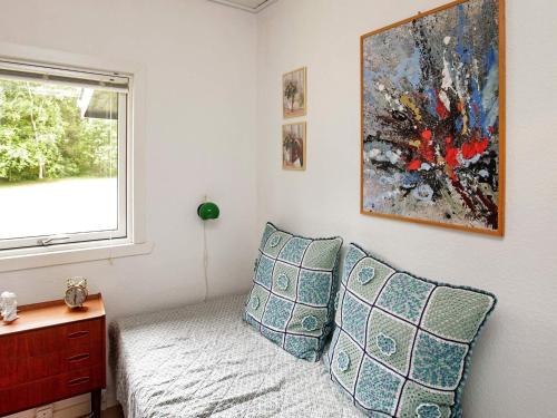 um quarto com uma cama com duas almofadas e uma janela em Holiday home Hals IX em Hals