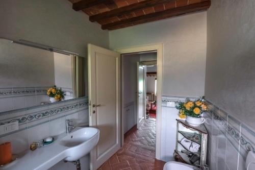 Koupelna v ubytování Castellina di Bocco
