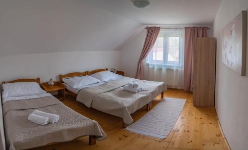 1 Schlafzimmer mit 2 Betten und einem Fenster in der Unterkunft Apartmány 105 in Habovka