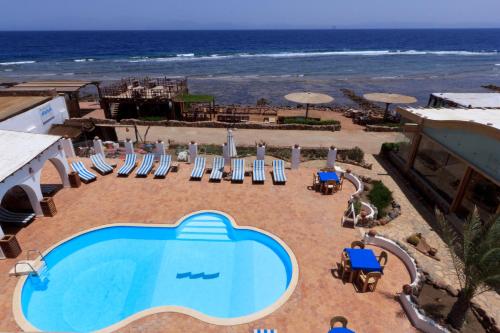 Uma vista da piscina em Blue Beach Club ou nas proximidades