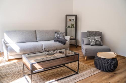 a living room with a couch and a coffee table at 4 Sterne Ferienwohnung , 65 qm in Quedlinburg