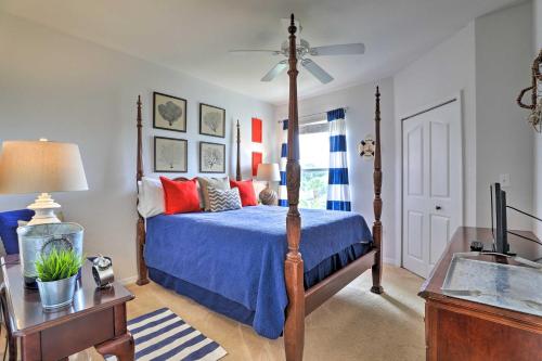 une chambre avec un lit avec des draps bleus et un ventilateur de plafond dans l'établissement Resort-Style Condo with Pool 6 Mi to Magic Kingdom, à Kissimmee