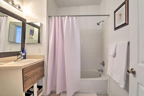 La salle de bains est pourvue d'un rideau de douche rose, d'une baignoire et d'un lavabo. dans l'établissement Resort-Style Condo with Pool 6 Mi to Magic Kingdom, à Kissimmee