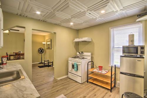 Η κουζίνα ή μικρή κουζίνα στο Royal Oak Hideaway 15 Mi to Downtown Detroit!