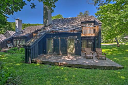 WaitsfieldにあるWaitsfield Condo with Pool and On-Site Trail Access!の一軒家 デッキ(椅子2脚付)