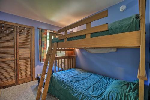 Ein Etagenbett oder Etagenbetten in einem Zimmer der Unterkunft Rustic Waitsfield Condo about 1 Mi to Hike and Ski!