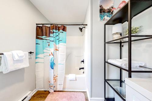 een badkamer met een douche en een wastafel bij The Flamingo House in Ocean City