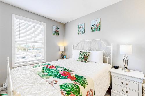 Giường trong phòng chung tại The Flamingo House