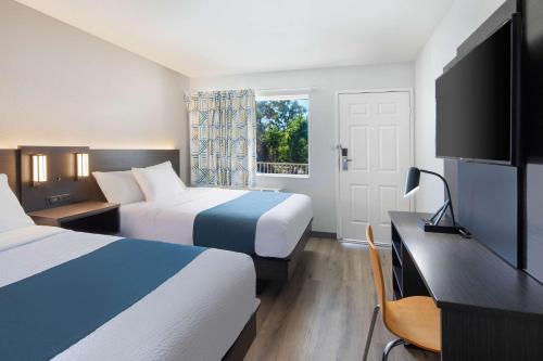 מיטה או מיטות בחדר ב-Motel 6-Woodland, CA Sacramento Airport