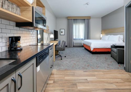 Tempat tidur dalam kamar di Candlewood Suites DFW West - Hurst, an IHG Hotel