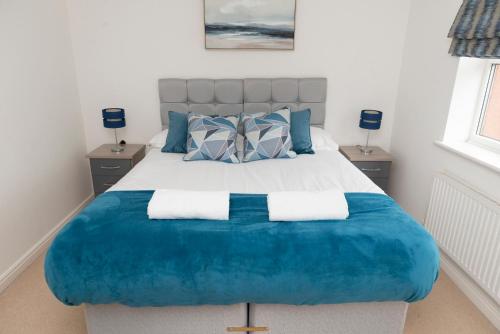 En eller flere senge i et værelse på A Cosy House Sleeps 7 FREE PARKING Close To The NEC and BHX Airport Three Bedroom House By Be More Homely Serviced Accommodation & Apartments