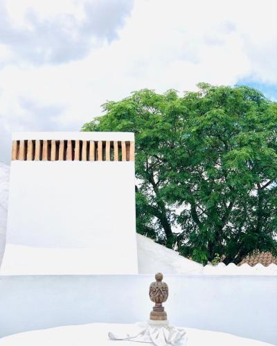 una mesa cubierta con un mantel blanco con un peine de madera en Casas das Piçarras - Alentejo en Piçarra