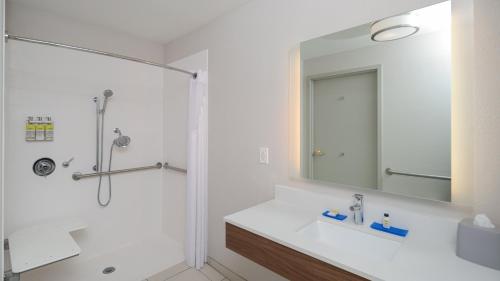 A bathroom at Holiday Inn Express & Suites Dinuba West, an IHG Hotel