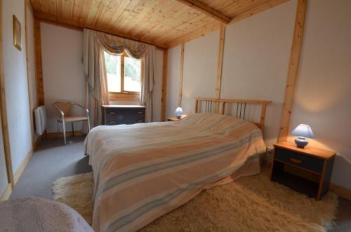 una camera da letto con un letto e una finestra di Woodlands Cottage a Treignac