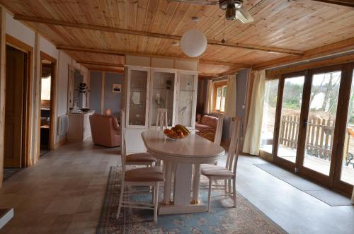 uma sala de jantar com mesa e cadeiras em Woodlands Cottage em Treignac