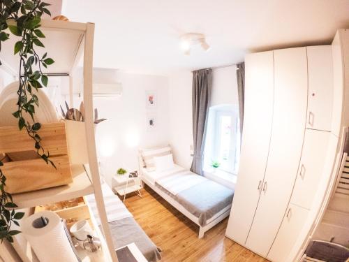 mały pokój z łóżkiem i oknem w obiekcie Charming Pinna Studio w Hvarze