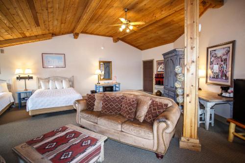 Postel nebo postele na pokoji v ubytování Chama Trails Motel