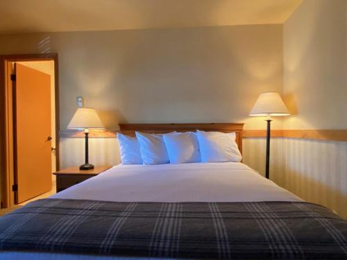 a bedroom with a large bed with two lamps at Cousin's Country Inn in The Dalles