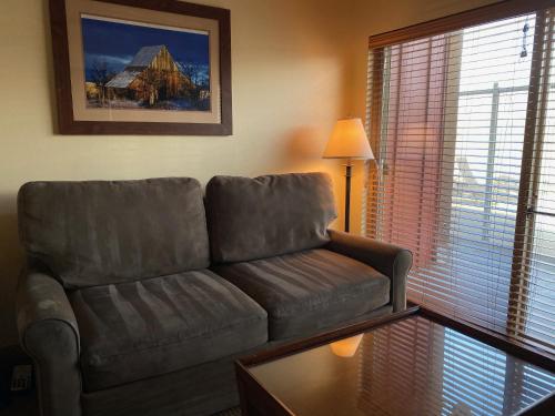 a living room with a leather couch and a table at Cousin's Country Inn in The Dalles