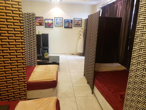 ein Wartezimmer mit Bänken und Bildern an der Wand in der Unterkunft Hostel Dubai in Dubai