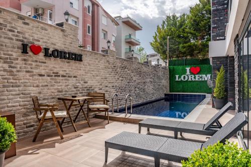 Bazén v ubytování Lorem Hotel nebo v jeho okolí