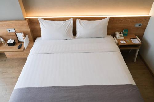 
Tempat tidur dalam kamar di Allstay Hotel Semarang Simpang Lima
