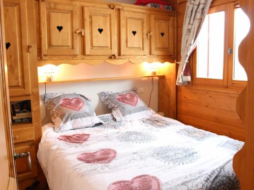 ein Schlafzimmer mit einem Bett mit Herz drauf in der Unterkunft Appartement Les Carroz d'Arâches, 3 pièces, 6 personnes - FR-1-572-242 in Les Carroz d'Araches