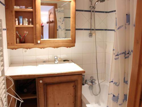 ein Bad mit einem Waschbecken, einem Spiegel und einer Dusche in der Unterkunft Appartement Les Carroz d'Arâches, 3 pièces, 6 personnes - FR-1-572-242 in Les Carroz d'Araches