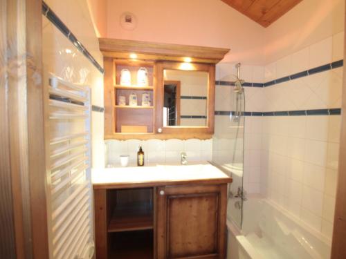een badkamer met een wastafel, een douche en een bad bij Appartement Les Carroz d'Arâches, 4 pièces, 6 personnes - FR-1-572-241 in Les Carroz d'Araches