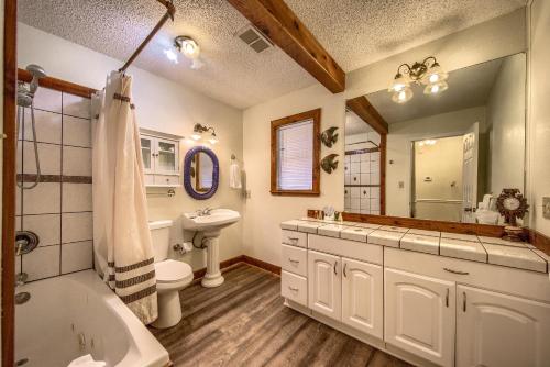 ein Badezimmer mit Badewanne, Toilette und Waschbecken in der Unterkunft Texas River Haus LD 1683 in New Braunfels
