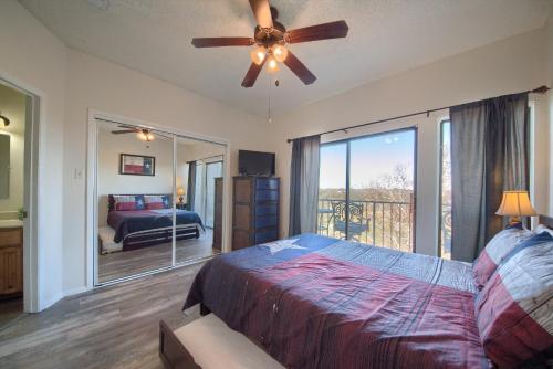 Giường trong phòng chung tại Seele Street River Retreat SS B11