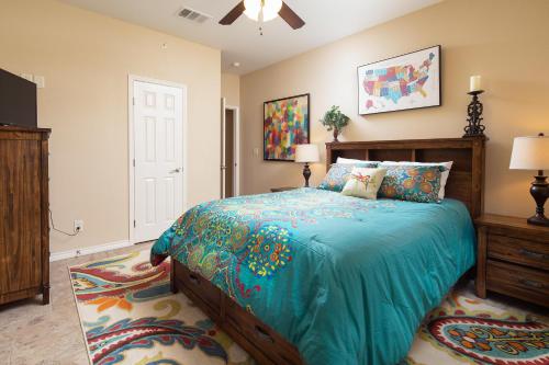 Un dormitorio con una cama con un edredón azul. en Happy Cow Condo RG 108, en Canyon Lake