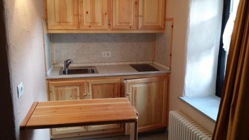 A kitchen or kitchenette at Maison Du-Noyer Chambres et Tables d'Hotes