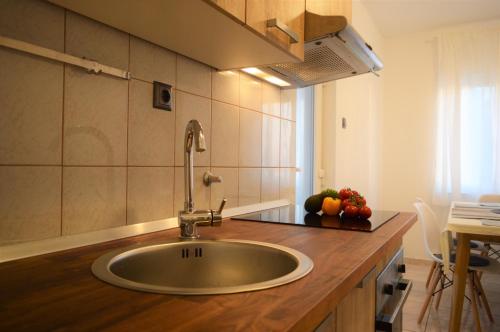 een aanrecht met een wastafel met fruit op de toonbank bij Mediterra 3 in Crikvenica